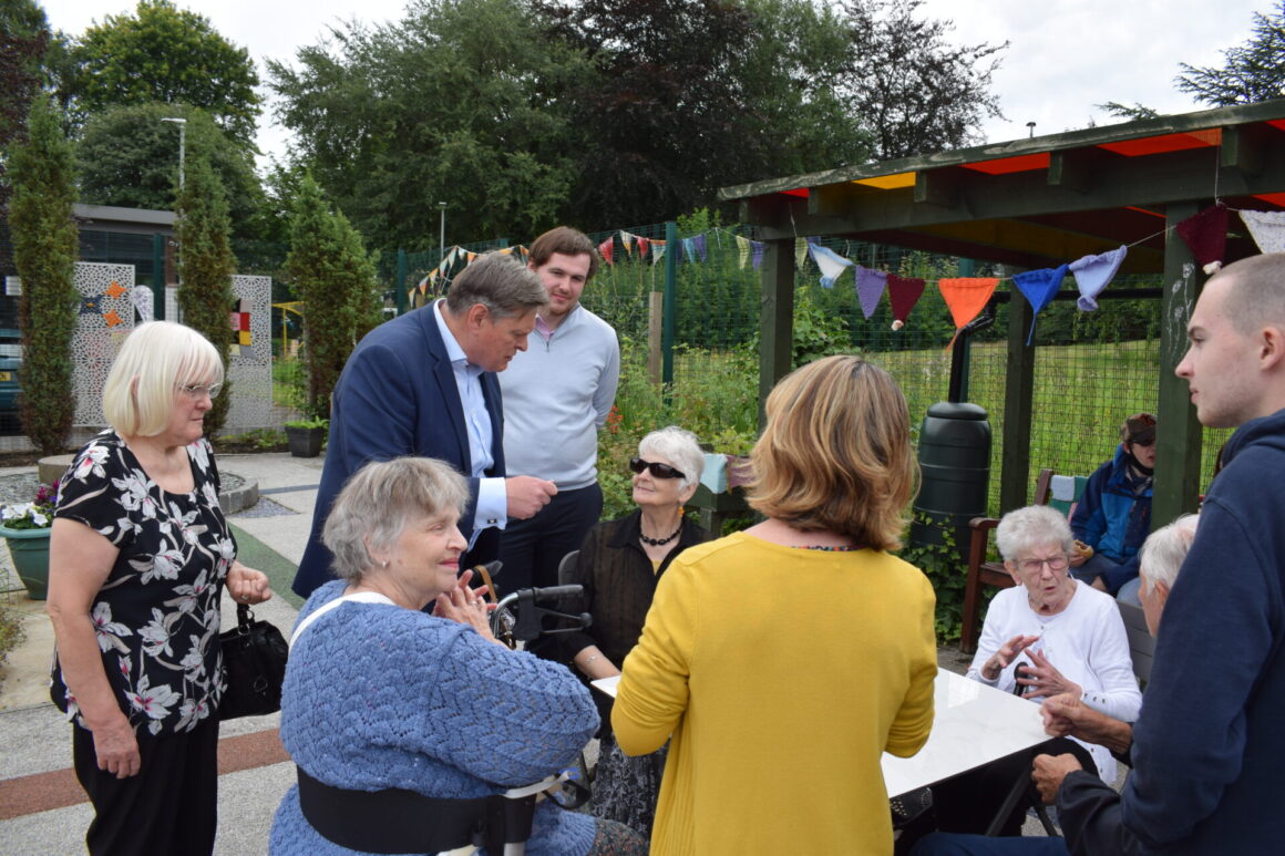Stephen Kerr MSP speaks to deaf Centre Users
